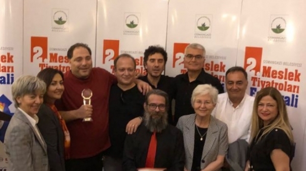Osmangazi Belediyesi 2. Meslek Tiyatroları Festivali En İyi Oyun Ödülünü "BURSA TABİP ODASI PARANTEZ SAHNESİ" aldı.