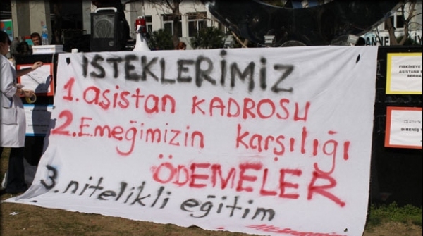 İzmir’deki asistan hekimlerin eylemine destek olmak istiyoruz.