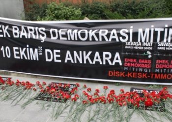 Ankara’da yitirdiğimiz canları sessizce ve kırmızı karanfillerle andık.