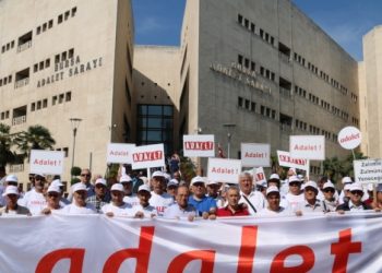 Hekimler adalet için yürüyor