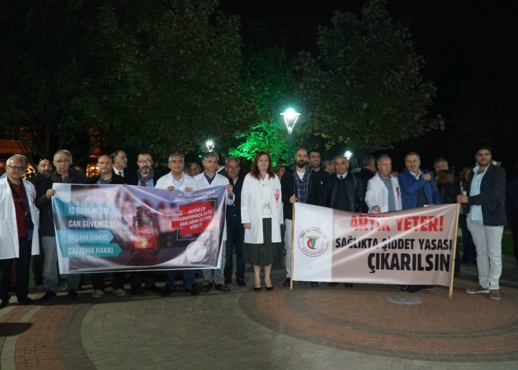 Bursalı Hekimler Hak Nöbetinde