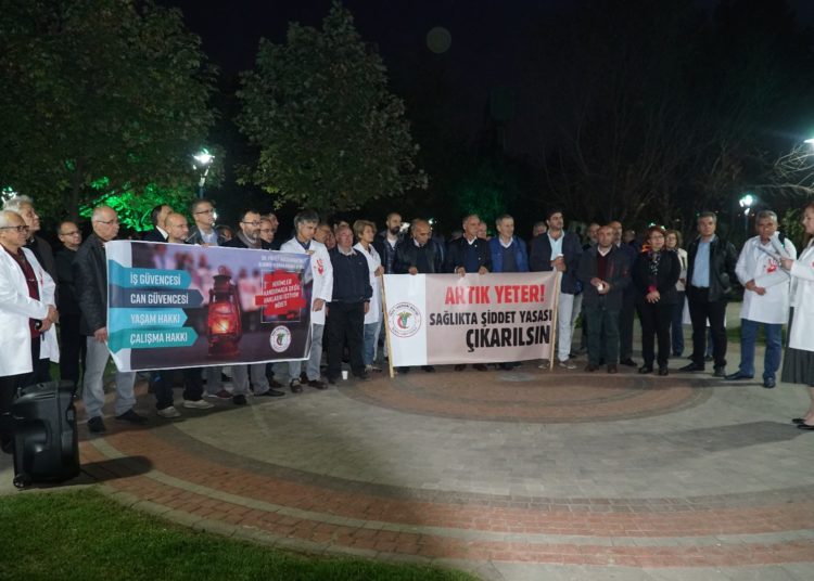 Bursalı Hekimler Hak Nöbetinde