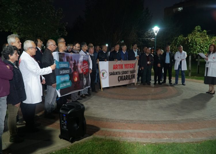 Bursalı Hekimler Hak Nöbetinde