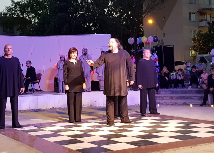 Parantez Sahnesi Osmangazi Belediyesi 3. Meslek Tiyatroları Festivaline katıldı