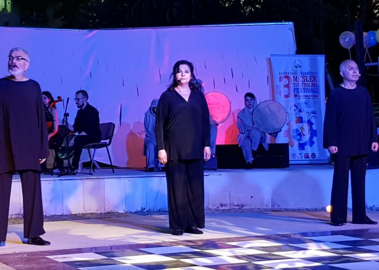 Parantez Sahnesi Osmangazi Belediyesi 3. Meslek Tiyatroları Festivaline katıldı