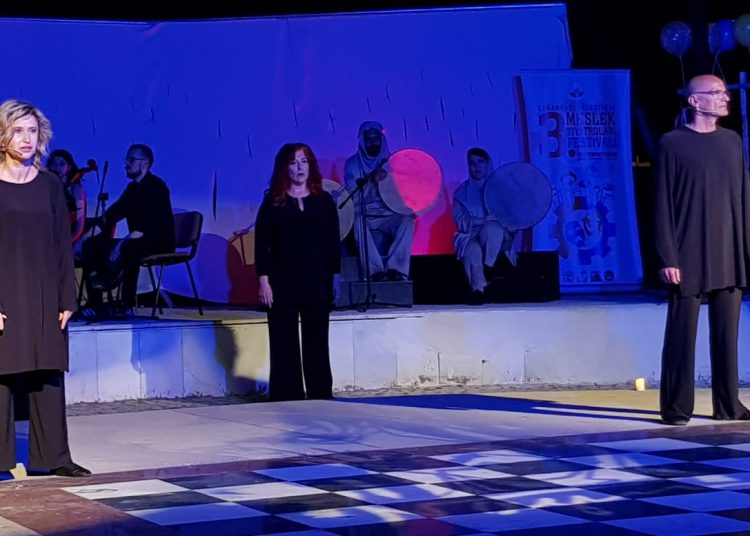 Parantez Sahnesi Osmangazi Belediyesi 3. Meslek Tiyatroları Festivaline katıldı