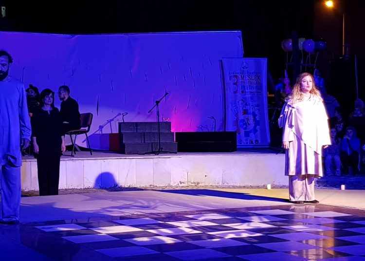 Parantez Sahnesi Osmangazi Belediyesi 3. Meslek Tiyatroları Festivaline katıldı