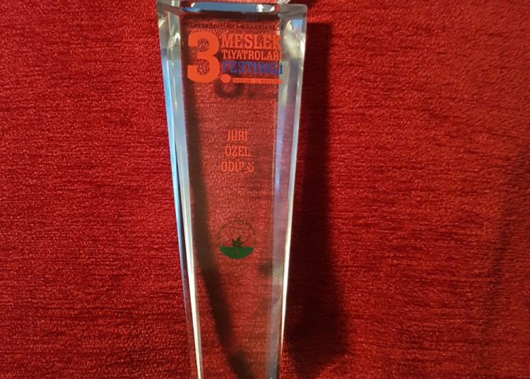 Parantez Sahnesi Ödül aldı.