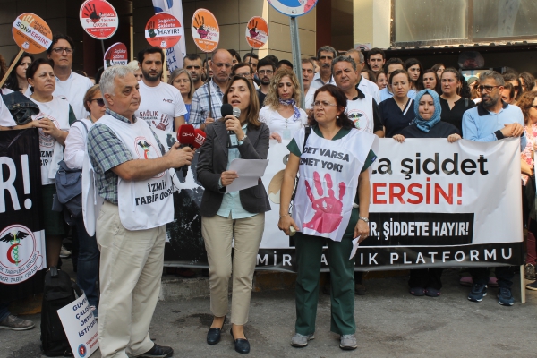 İzmir Sağlık Platformu, İKÇÜ Atatürk Eğitim Araştırma Hastanesi’nde yaşanan sağlıkta şiddet olayını kınadı