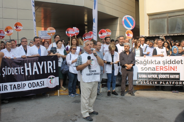 İzmir Sağlık Platformu, İKÇÜ Atatürk Eğitim Araştırma Hastanesi’nde yaşanan sağlıkta şiddet olayını kınadı