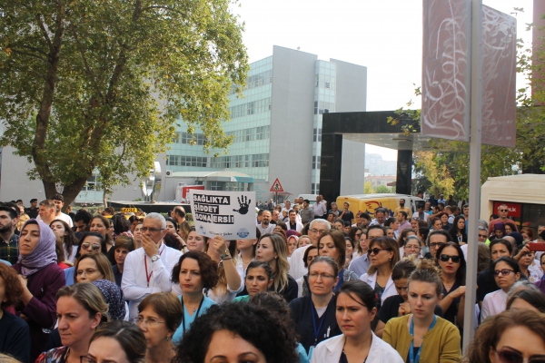 İzmir Sağlık Platformu, İKÇÜ Atatürk Eğitim Araştırma Hastanesi’nde yaşanan sağlıkta şiddet olayını kınadı