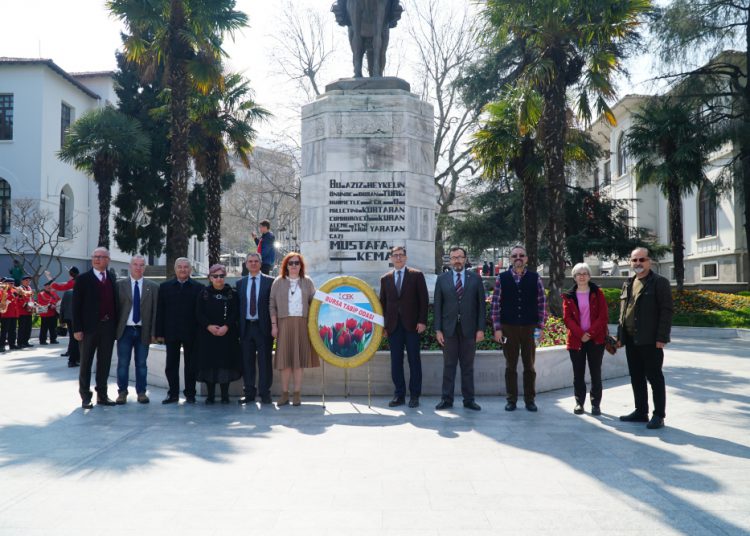 Tören: Atatürk Anıtına Çelenk Sunma, Saygı Duruşu, İstiklal Marşı