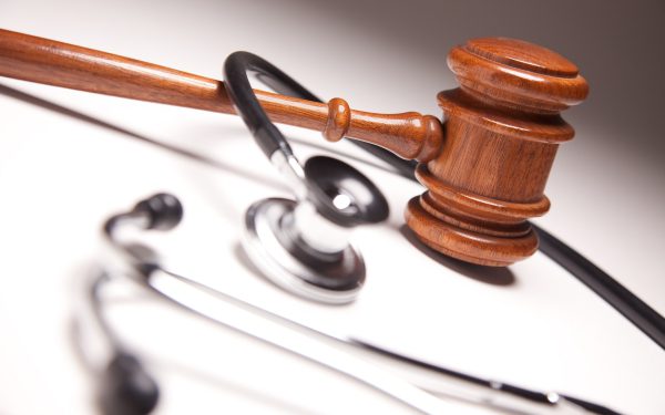 Özel hastanelerde çalışacak emekli hekimler için yaş şartı sınırı hukuka aykırı bulundu