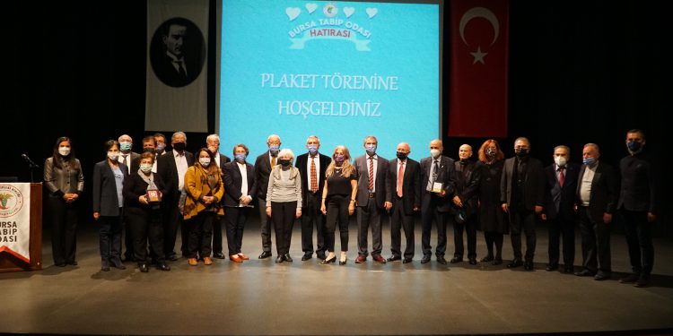 Bursa Tabip Odası’ndan mesleğe yıllarını verenlere plaket
