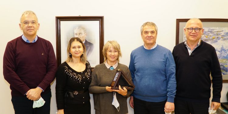 BTO’dan Av. Ziynet Özçelik’e Teşekkür Plaketi