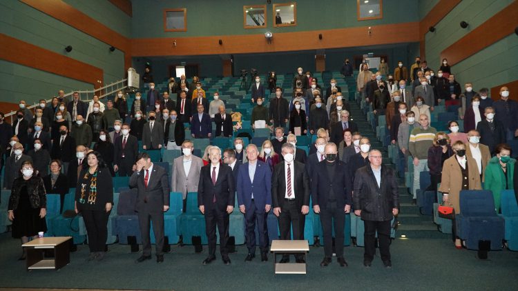 Meslekte 30, 40, 50, 60 ve 70’inci yıllarını dolduran hekimlere plaket