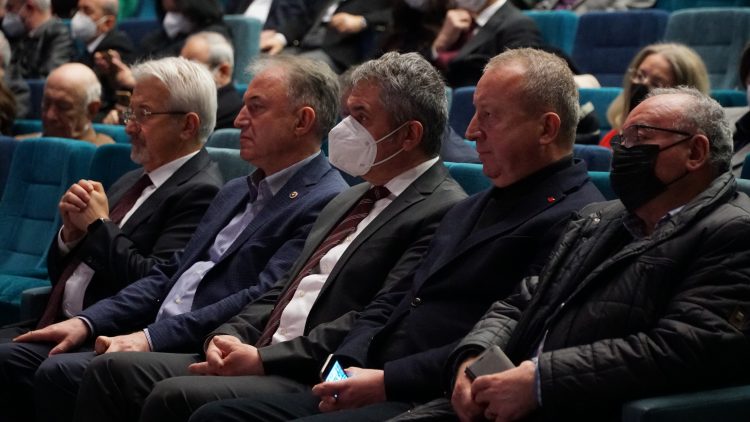 Meslekte 30, 40, 50, 60 ve 70’inci yıllarını dolduran hekimlere plaket