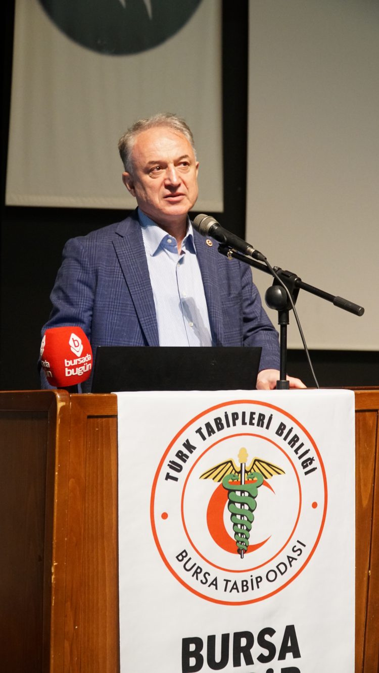 Meslekte 30, 40, 50, 60 ve 70’inci yıllarını dolduran hekimlere plaket