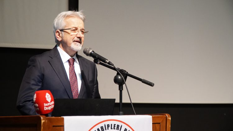 Meslekte 30, 40, 50, 60 ve 70’inci yıllarını dolduran hekimlere plaket