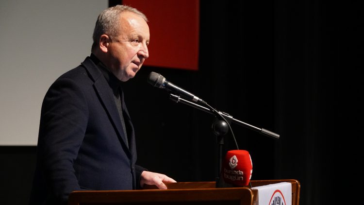 Meslekte 30, 40, 50, 60 ve 70’inci yıllarını dolduran hekimlere plaket