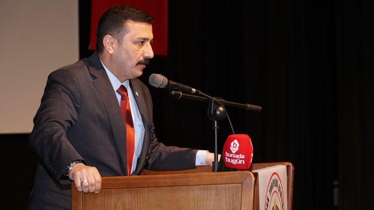 Meslekte 30, 40, 50, 60 ve 70’inci yıllarını dolduran hekimlere plaket