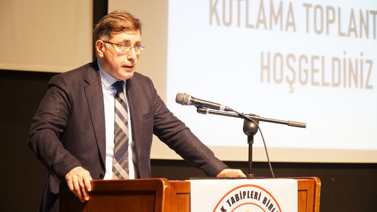 Meslekte 30, 40, 50, 60 ve 70’inci yıllarını dolduran hekimlere plaket