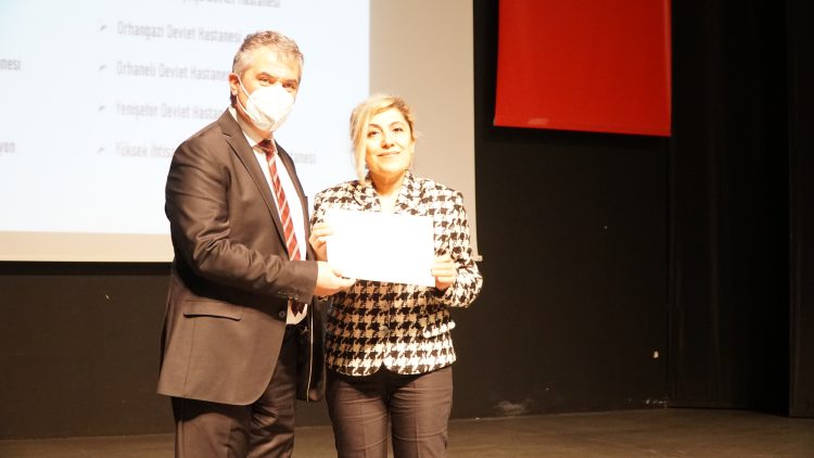 Meslekte 30, 40, 50, 60 ve 70’inci yıllarını dolduran hekimlere plaket