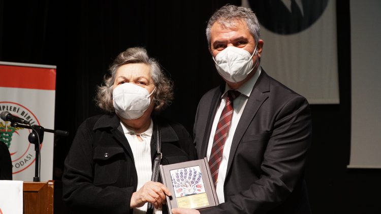 Meslekte 30, 40, 50, 60 ve 70’inci yıllarını dolduran hekimlere plaket
