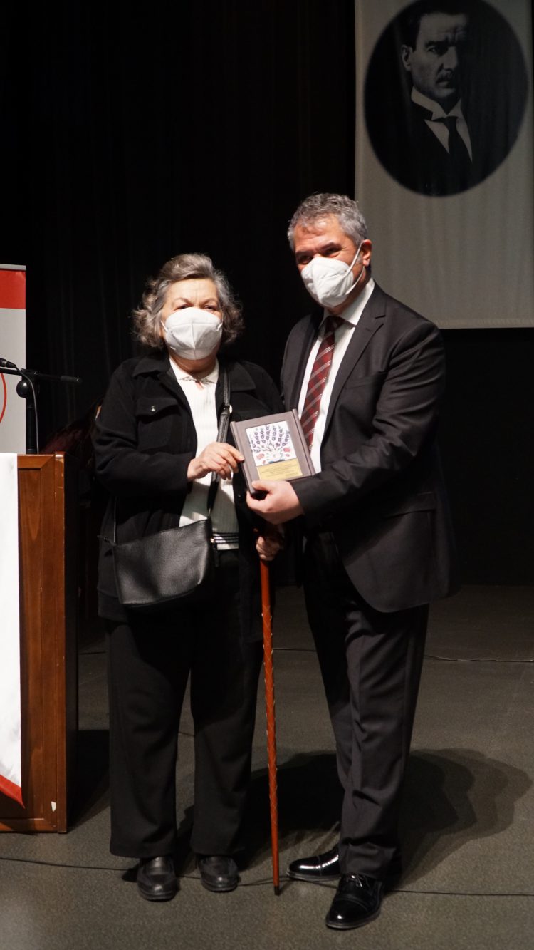 Meslekte 30, 40, 50, 60 ve 70’inci yıllarını dolduran hekimlere plaket