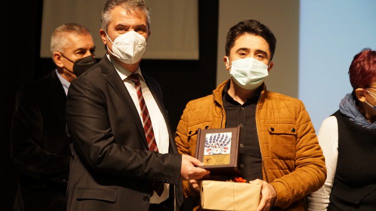 Meslekte 30, 40, 50, 60 ve 70’inci yıllarını dolduran hekimlere plaket