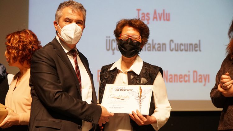 Meslekte 30, 40, 50, 60 ve 70’inci yıllarını dolduran hekimlere plaket