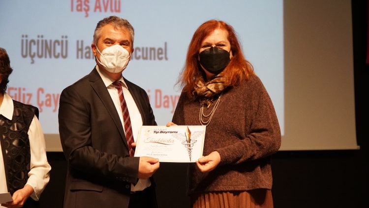 Meslekte 30, 40, 50, 60 ve 70’inci yıllarını dolduran hekimlere plaket