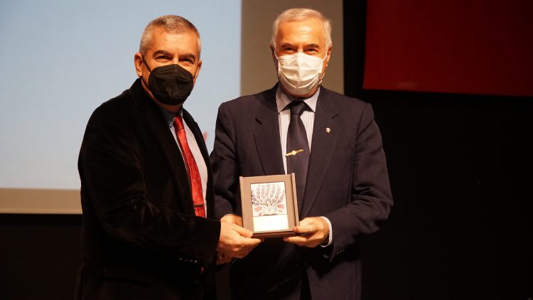 Meslekte 30, 40, 50, 60 ve 70’inci yıllarını dolduran hekimlere plaket