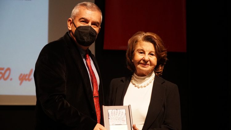 Meslekte 30, 40, 50, 60 ve 70’inci yıllarını dolduran hekimlere plaket