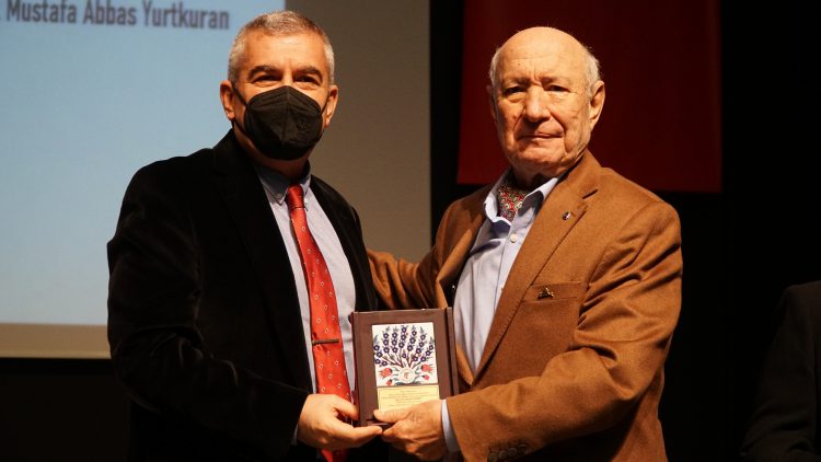 Meslekte 30, 40, 50, 60 ve 70’inci yıllarını dolduran hekimlere plaket