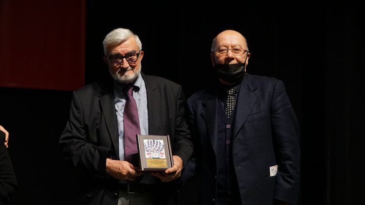 Meslekte 30, 40, 50, 60 ve 70’inci yıllarını dolduran hekimlere plaket