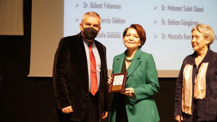 Meslekte 30, 40, 50, 60 ve 70’inci yıllarını dolduran hekimlere plaket