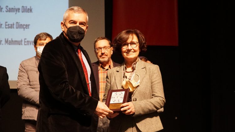 Meslekte 30, 40, 50, 60 ve 70’inci yıllarını dolduran hekimlere plaket