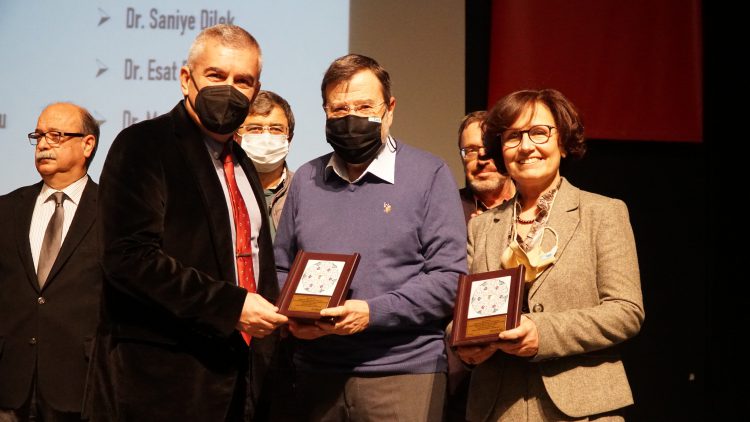 Meslekte 30, 40, 50, 60 ve 70’inci yıllarını dolduran hekimlere plaket