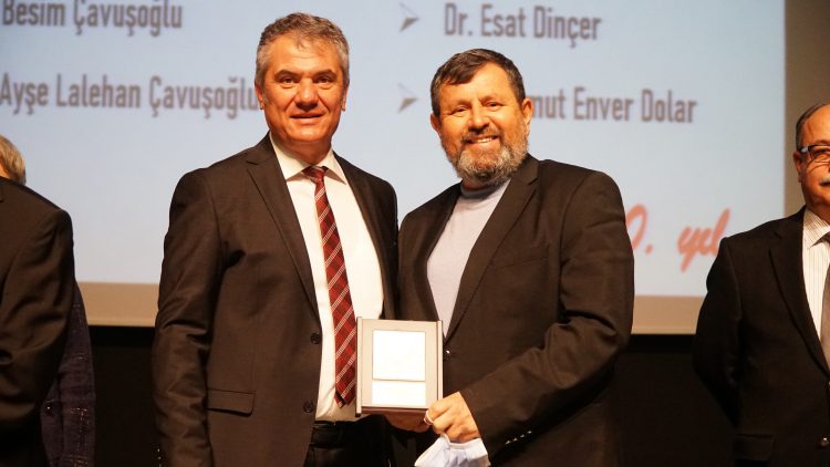 Meslekte 30, 40, 50, 60 ve 70’inci yıllarını dolduran hekimlere plaket
