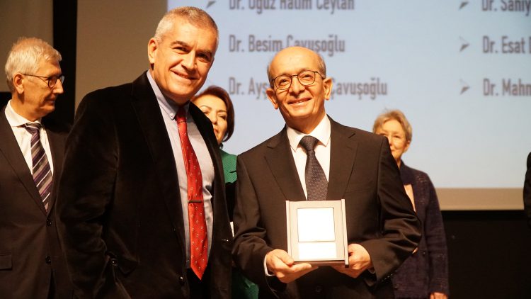 Meslekte 30, 40, 50, 60 ve 70’inci yıllarını dolduran hekimlere plaket