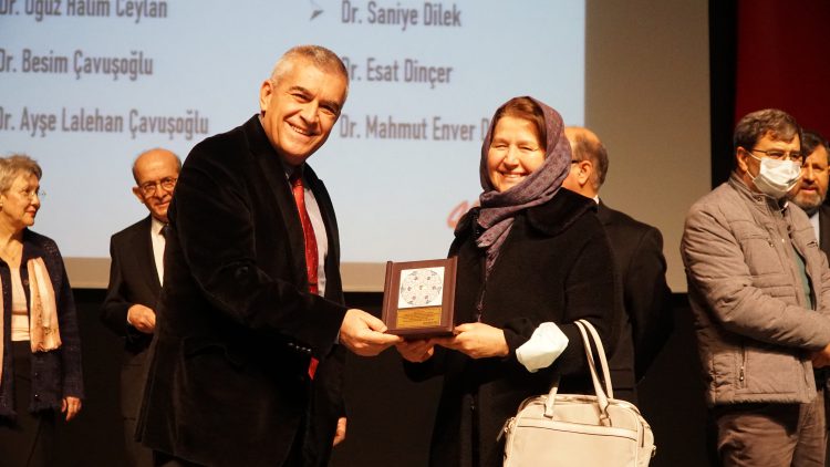 Meslekte 30, 40, 50, 60 ve 70’inci yıllarını dolduran hekimlere plaket