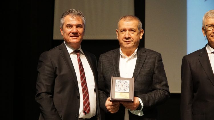 Meslekte 30, 40, 50, 60 ve 70’inci yıllarını dolduran hekimlere plaket