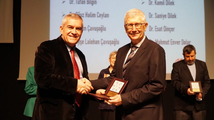 Meslekte 30, 40, 50, 60 ve 70’inci yıllarını dolduran hekimlere plaket