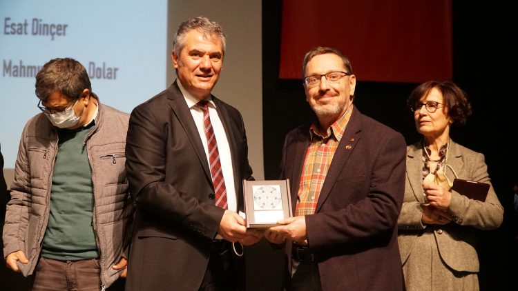 Meslekte 30, 40, 50, 60 ve 70’inci yıllarını dolduran hekimlere plaket