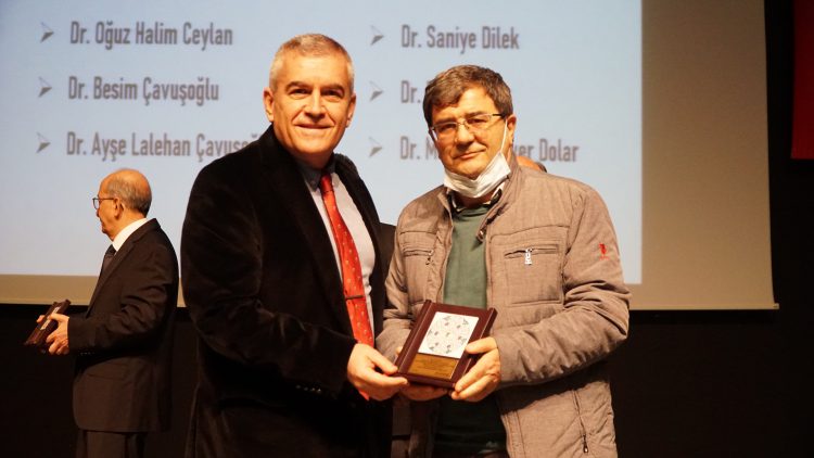 Meslekte 30, 40, 50, 60 ve 70’inci yıllarını dolduran hekimlere plaket