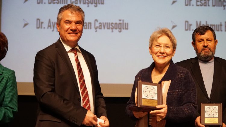 Meslekte 30, 40, 50, 60 ve 70’inci yıllarını dolduran hekimlere plaket