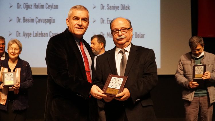 Meslekte 30, 40, 50, 60 ve 70’inci yıllarını dolduran hekimlere plaket