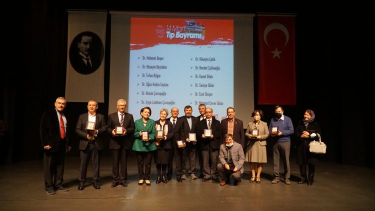 Meslekte 30, 40, 50, 60 ve 70’inci yıllarını dolduran hekimlere plaket