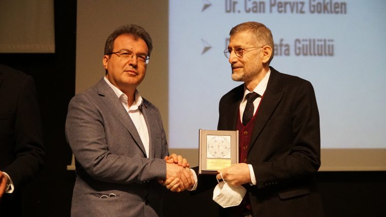 Meslekte 30, 40, 50, 60 ve 70’inci yıllarını dolduran hekimlere plaket